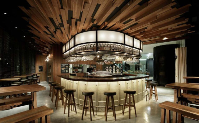 Quầy Bar Trong Nhà Hàng