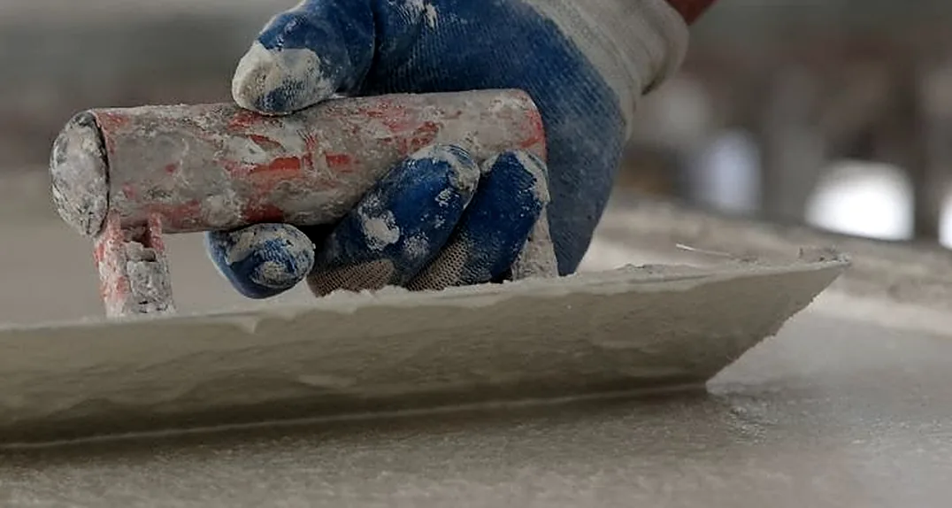 Trowelling fresh concrete to a smooth face